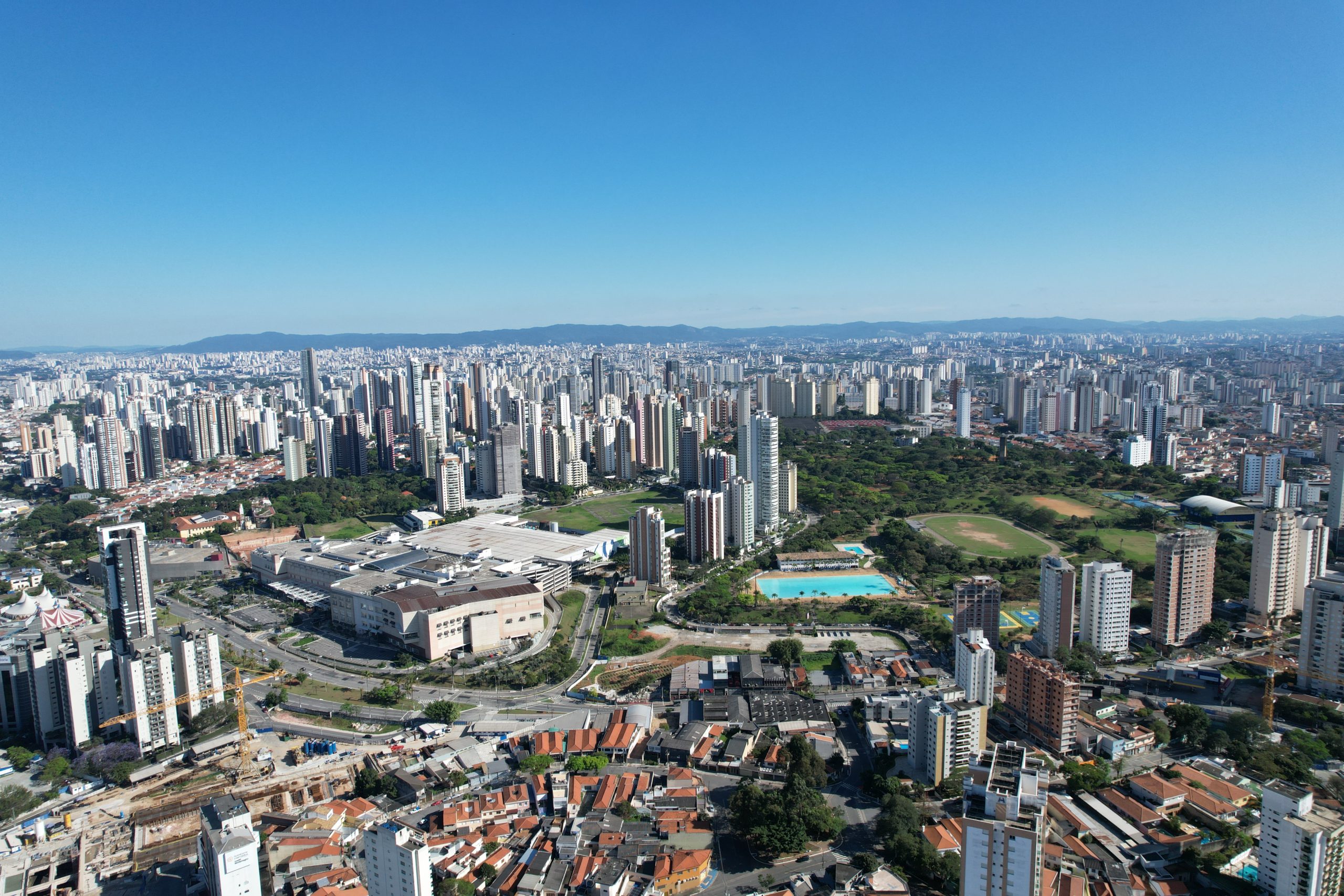 O prédio mais alto de São Paulo têm lajes corporativas, apartamentos residenciais, salas comerciais. Se posicionando como um eixo urbanístico.
